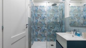 Deluxe-Doppelzimmer, Balkon, Stadtblick | Badezimmer | Dusche, Haartrockner, Handtücher, Seife