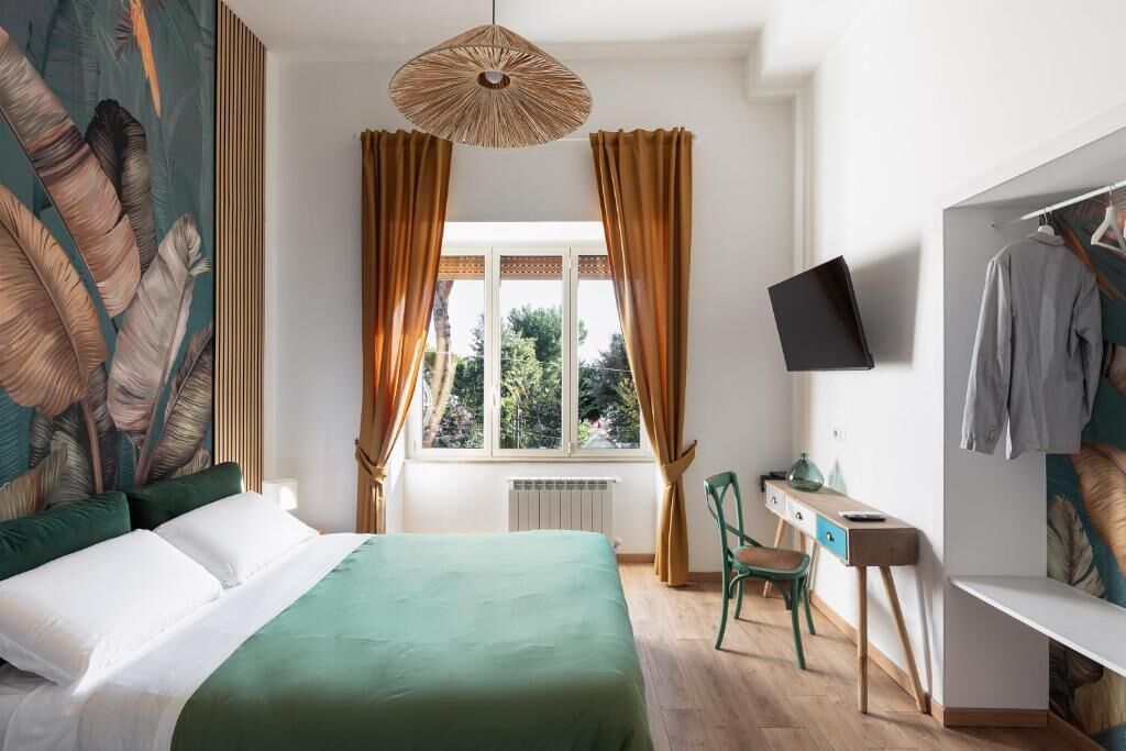 Une chambre à coucher comprenant un lit, un bureau, une chaise, un téléviseur et une armoire.