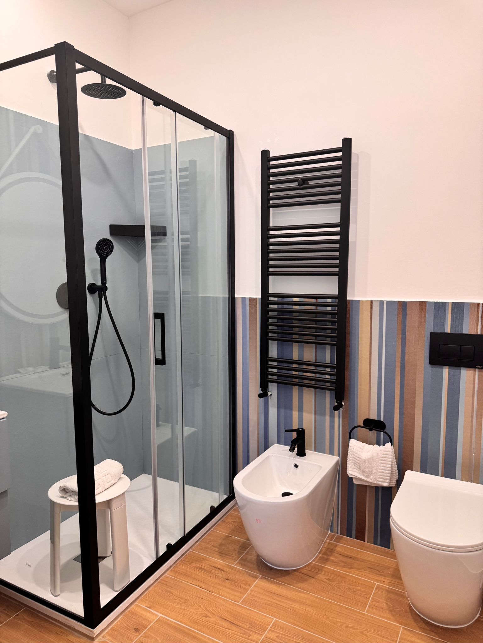 Camera Deluxe, balcone, vista mare | Bagno | Doccia, asciugacapelli, asciugamani, sapone