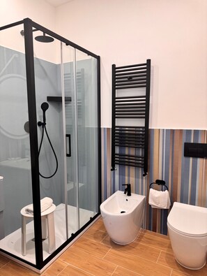 Deluxe Room, Balcony, Sea View | Bathroom