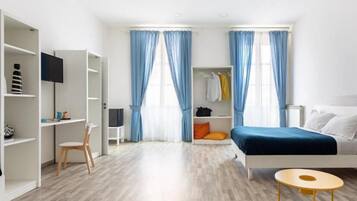 Quadrupla familiare | Una cassaforte in camera, una scrivania, insonorizzazione