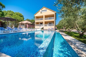 Una piscina cubierta, una piscina al aire libre
