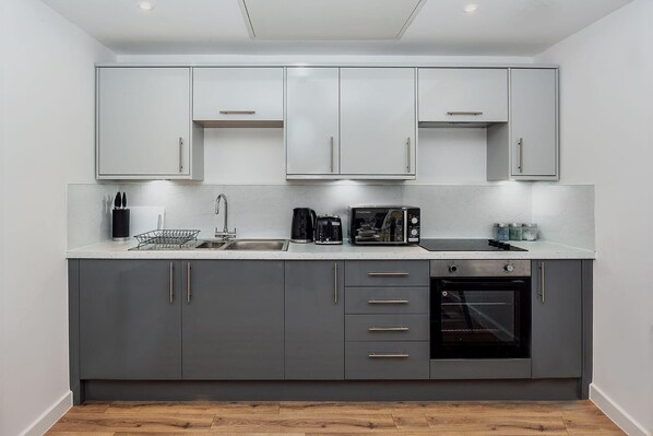 Kühlschrank, Mikrowelle, Ofen, Toaster