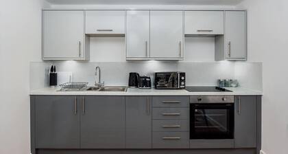Brand New- Central 2 Bedroom Flat for 6 Guests