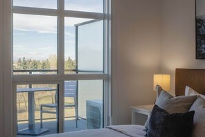 Desk, iron/ironing board, travel crib, WiFi - Walk University District, Near Hospitals & Shops (Calgary)