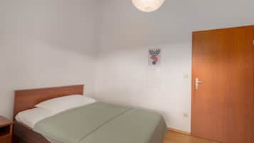 3 bedrooms, cots/infant beds