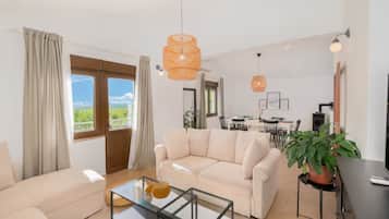 Villa (Five Bedroom Villa With Pool) | Salle de séjour | Télévision à écran plat de 32 pouces avec chaînes numériques