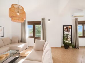 Huvila (Five Bedroom Villa With Pool) | Olohuone | 32–tuumainen taulutelevisio, jossa digitaalikanavat