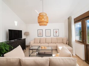 Villa (Five Bedroom Villa With Pool) | Living room