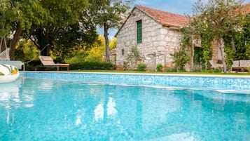 Villa (Five Bedroom Villa With Pool) | Piscine | Piscine extérieure (ouverte en saison), parasols de plage