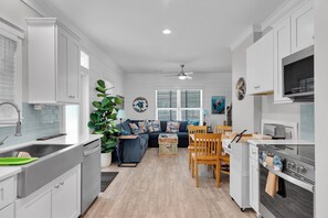 Fridge, microwave, oven, stovetop - Ocean Breeze in The Keys (Marathon)