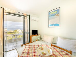 Apartment | Dining - A 150 Meter Long Mare, 2 Fish (Valledoria)