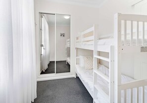 مكتب ومكواة/لوح كي وسرير سفر وواي فاي