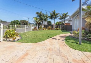 المنطقة المحيطة بالمنشأة