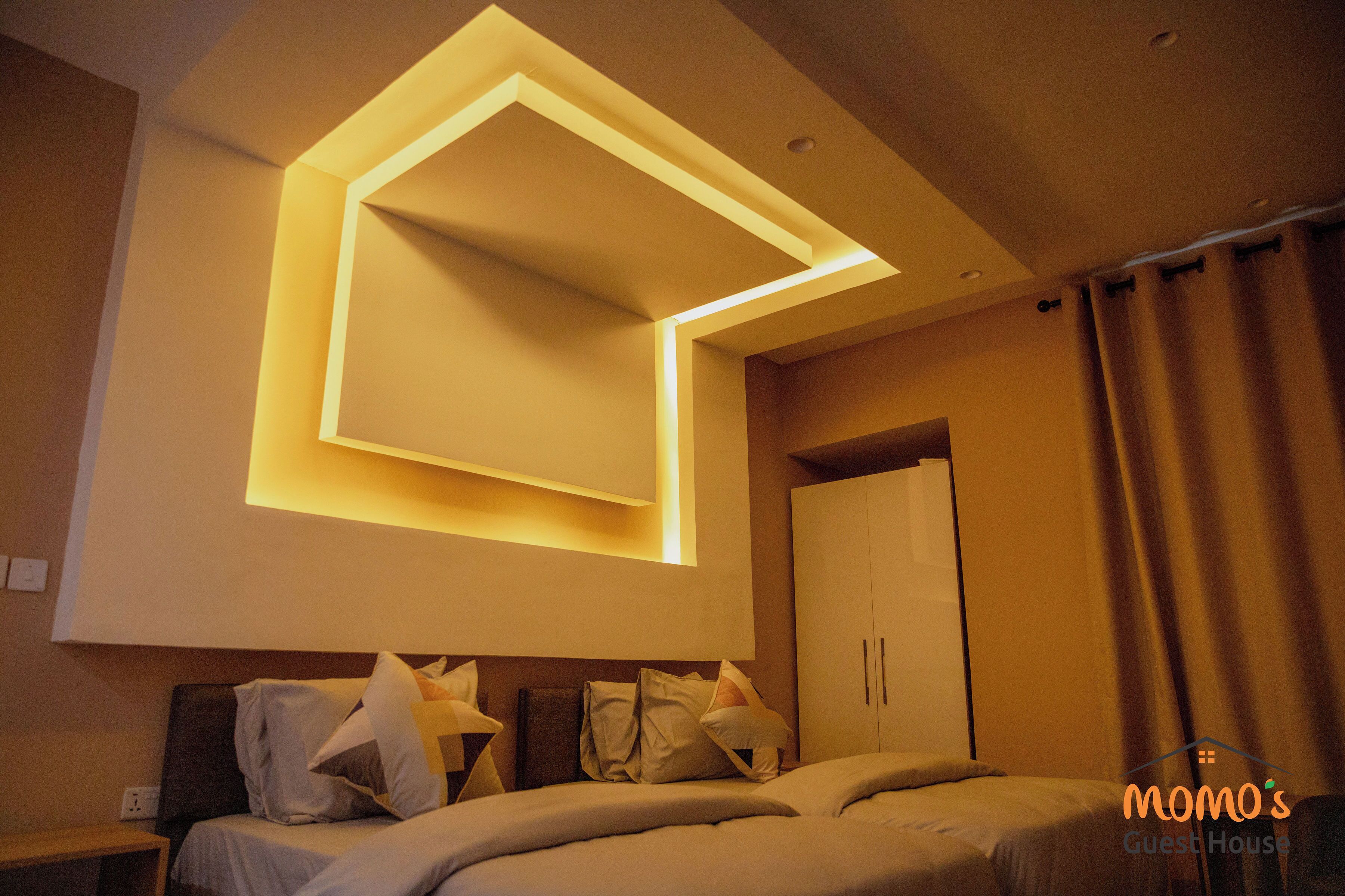 Muebles diferentes, escritorio, sistema de insonorización y wifi gratis 