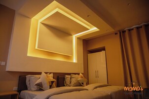 Habitación superior con 2 camas individuales | Mobiliario individual, escritorio, sistema de insonorización