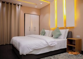 Muebles diferentes, escritorio, sistema de insonorización y wifi gratis 