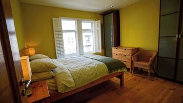 Iron/ironing board, Internet, bed sheets