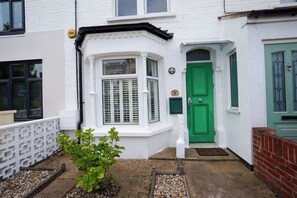 Exterior detail - Charming 2 BDR Home with Garden and Light (Greater London)