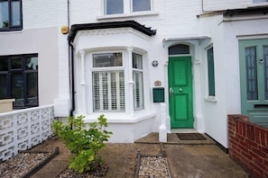 Exterior detail - Charming 2 BDR Home with Garden and Light (Greater London)
