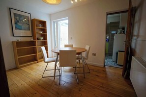 Dining - Charming 2 BDR Home with Garden and Light (Greater London)