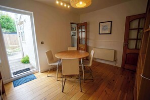 Dining - Charming 2 BDR Home with Garden and Light (Greater London)