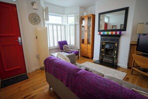 TV - Charming 2 BDR Home with Garden and Light (Greater London)
