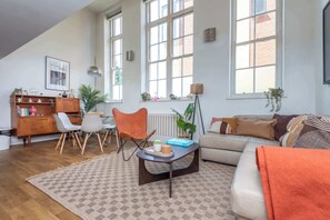 TV, offices - Bright and Spacious 3BDR Loft by Tooting Broadway (Greater London)