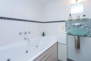 Shower, hair dryer - Bright and Spacious 3BDR Loft by Tooting Broadway (Greater London)