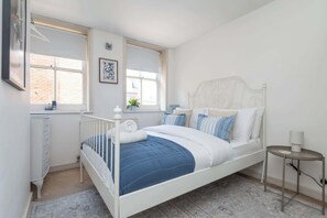 Iron/ironing board, Internet, bed sheets - Bright and Spacious 3BDR Loft by Tooting Broadway (Greater London)
