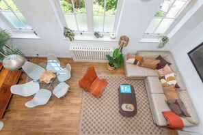 TV, offices - Bright and Spacious 3BDR Loft by Tooting Broadway (Greater London)