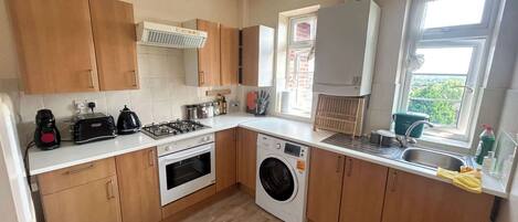 Een koelkast, een microgolfoven, een oven, een kookplaat