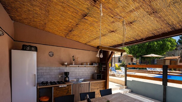 House | Tempat makan luar