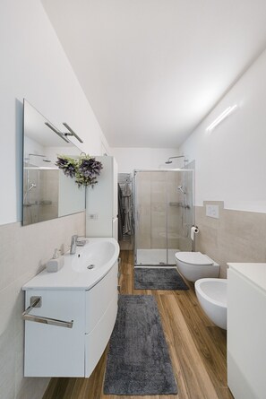 Shower, hair dryer, bidet, towels - Modern apartment in residence with pool (Lonato del Garda)