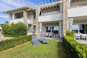 Outdoor dining - Modern apartment in residence with pool (Lonato del Garda)
