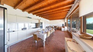 Una cocina moderna con armarios blancos y electrodomésticos de acero inoxidable.