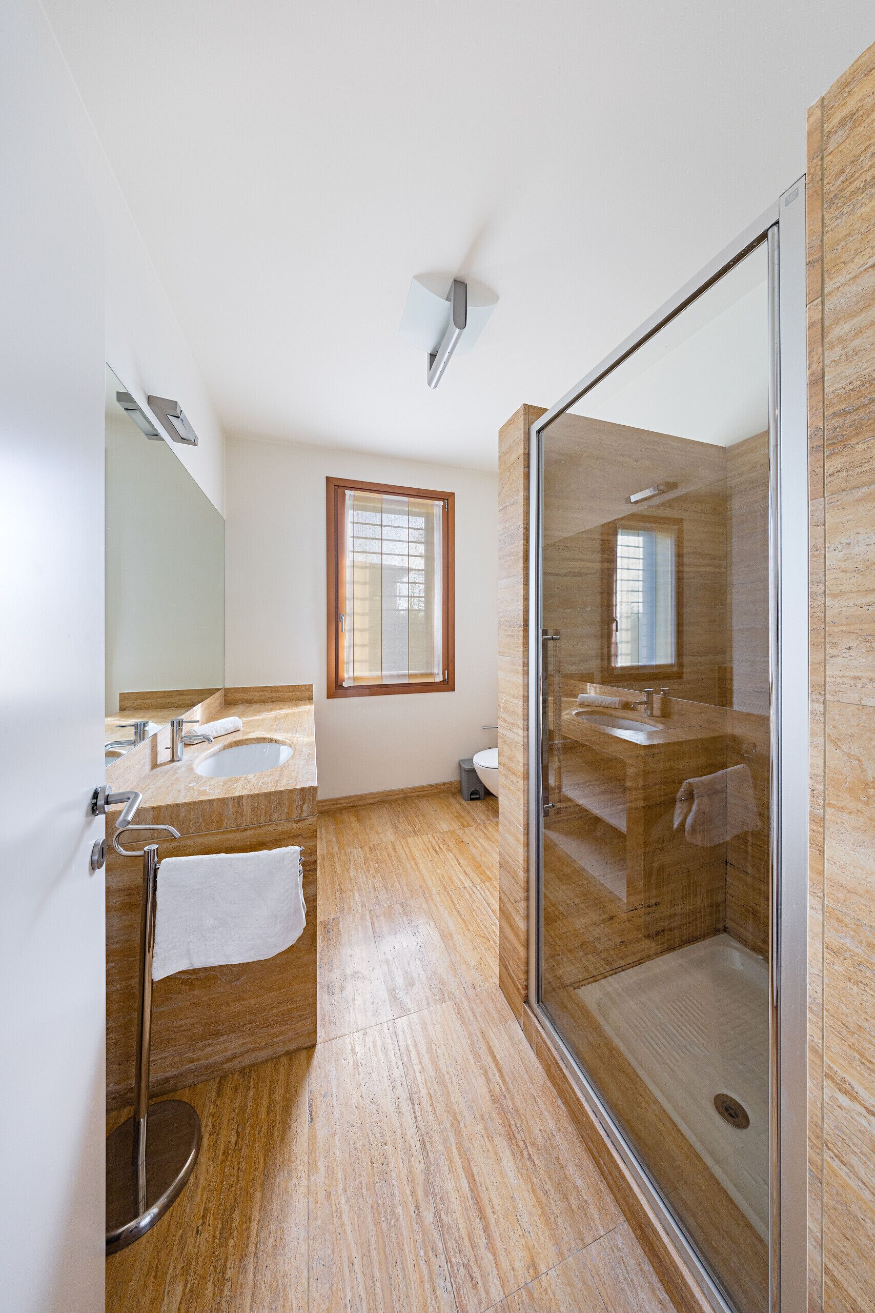 Dusche, Bidet, Handtücher, Toilettenpapier
