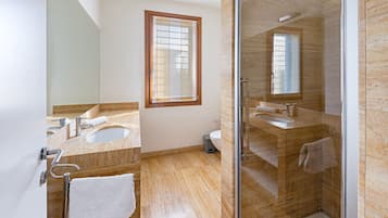 Dusche, Bidet, Handtücher, Toilettenpapier