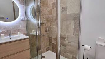 Douche, sĂšche-cheveux