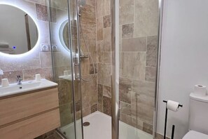 Douche, sèche-cheveux