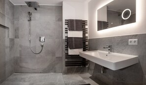 House | Bathroom - Alpine Apartment With View & Garden (Wildschönau)