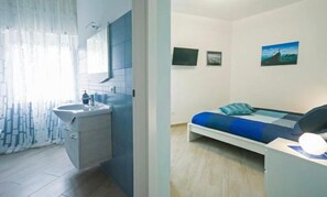 Deluxe Double Room | In-room safe, soundproofing, iron/ironing board, free WiFi