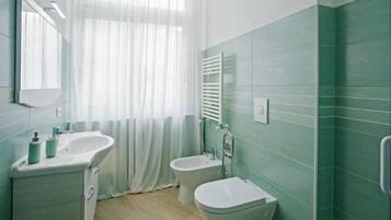 Habitación Deluxe doble, balcón, vistas al patio | Baño