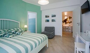 Chambre Double Deluxe, balcon, vue cour intérieure | Coffres-forts dans les chambres, chambres insonorisées