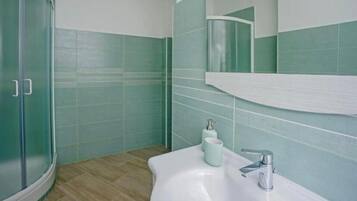 Habitación Deluxe doble, balcón, vistas al patio | Baño