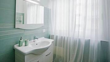 Doppia Deluxe, balcone, vista cortile | Bagno