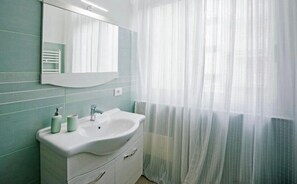 Deluxe Double Room, Balcony, Courtyard View | Bathroom