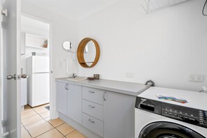 Apartment | Bathroom | Towels - Spacious 1-bed Unit With Outdoor Patio Dining (Brisbane)