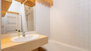 Apartment | Bathroom - Peaceful Alpine Retreat in Risoul (Risoul)
