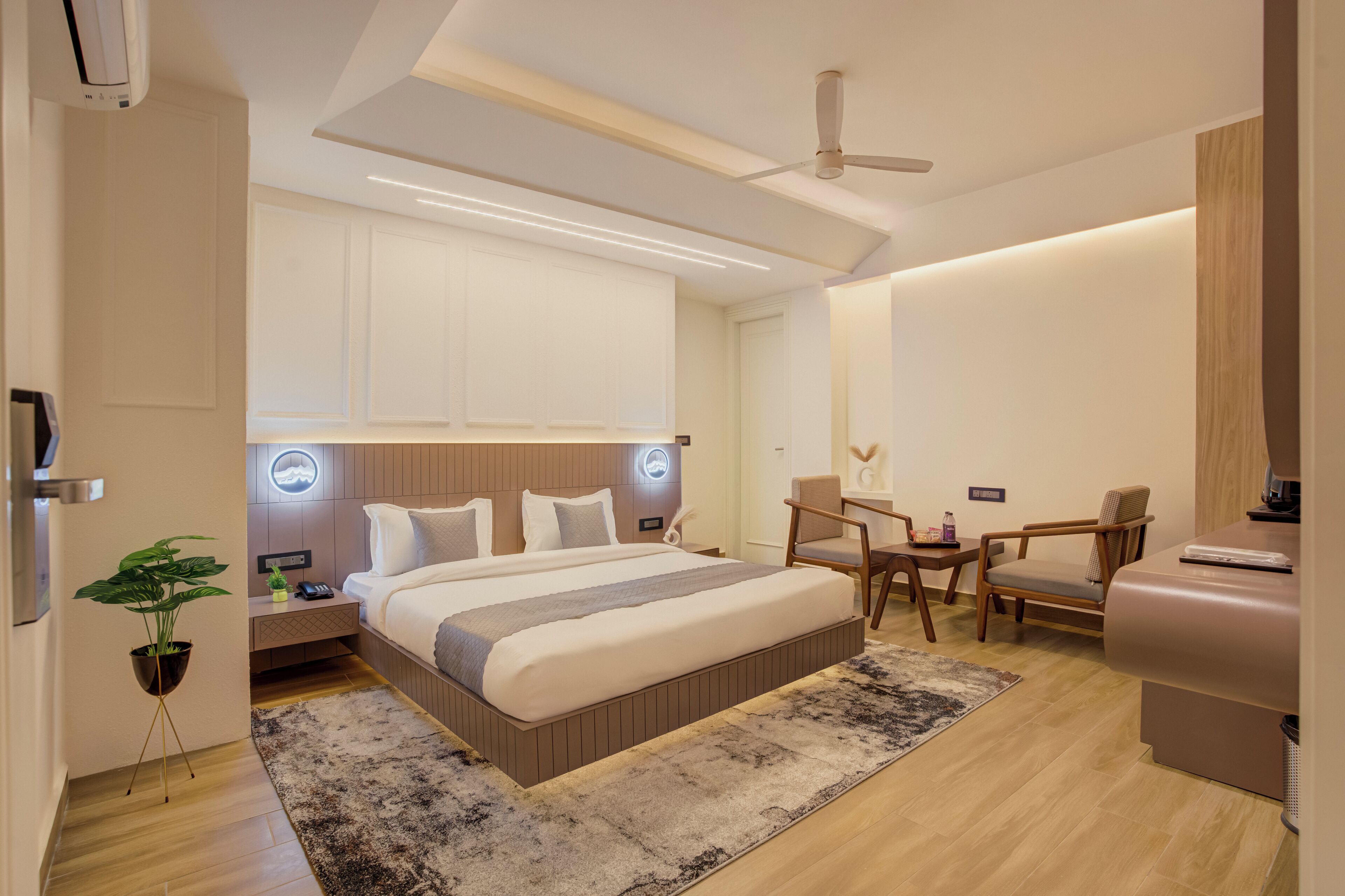 Elite Room | Minibar, in-room safe, blackout drapes, soundproofing